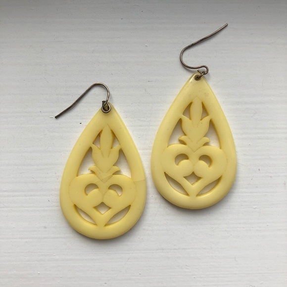 Vintage yellow ivory Victorian-style drop earrings - Picture 7 of 7